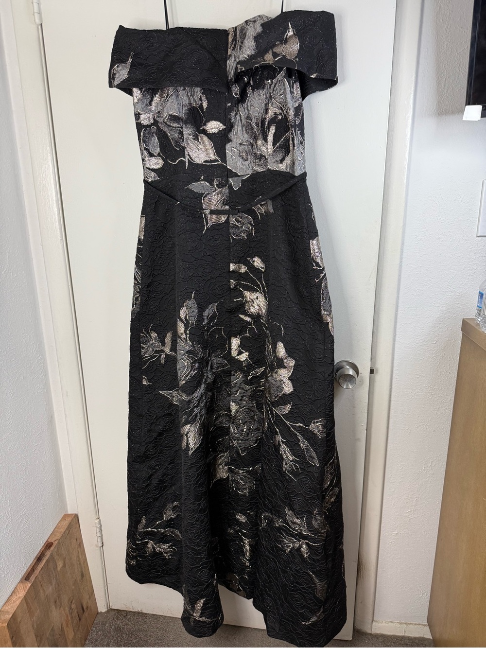 Teri Jon Rickie Freeman Black
Off-the-Shoulder Metallic Floral Jacquard dress 14 - Picture 6 of 11